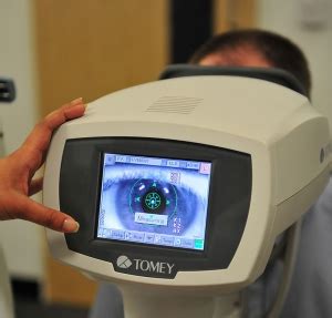 autorefraction eye.